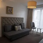 Hague Center 3*