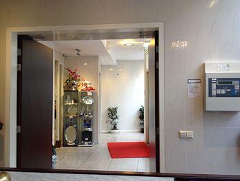 Hague Center 3*