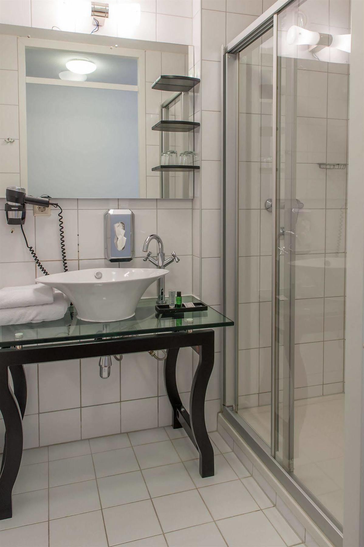 Hague Center 3*
